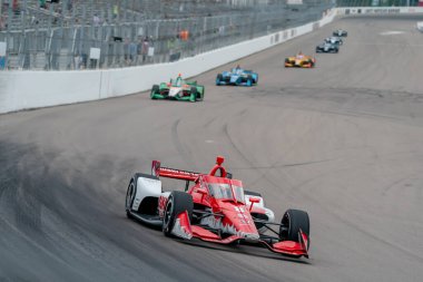 İsveç 'in Kumla kentinden MARCUS ERICSSON (8), Madison, Illinois' deki World Wide Technology Raceway 'deki Bommarito Otomotiv Grubu 500 yarışı sırasında virajlarda yarışıyor..