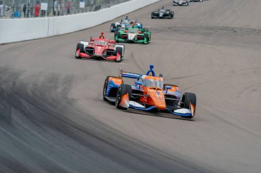 Auckland, Yeni Zelanda 'dan SCOTT DIXON (9), Madison, Illinois' deki World Wide Technology Raceway 'deki Bommarito Otomotiv Grubu 500 yarışı sırasında dönüşler boyunca yarışır..
