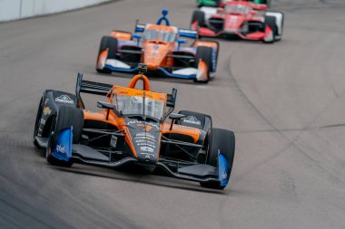 ABD 'li OLIVER ASKEW (7), Madison, Illinois' deki World Wide Technology Raceway 'deki Bommarito Otomotiv Grubu 500 yarışında virajlardan geçmektedir..