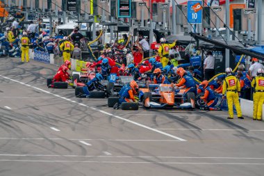 Ganassi takım arkadaşları, Madison Illinois 'deki World Wide Technology Hipodromu' ndaki Bommarito Otomotiv Grubu 500 sırasında arabalarını servise getirdiler..