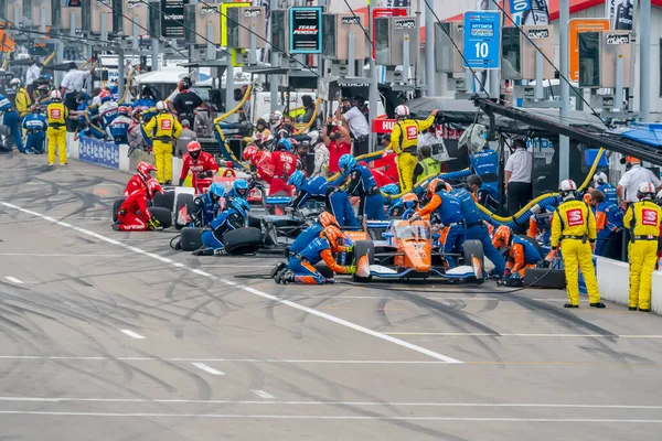 ガンアッシのチームメイトは イリノイ州マディソンのWorld Wide Technology Racewayで開催されたBommarto Automotive Group 500で車を提供しています — ストック写真
