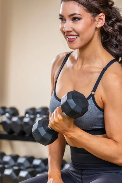 Brunett Fitness Modell Förbereder Sig För Att Träna — Stockfoto