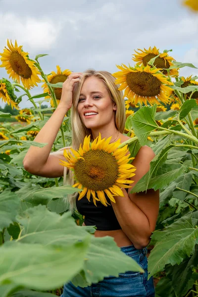 Una Splendida Modella Bionda Posa All Aperto Campo Girasoli Mentre — Foto Stock