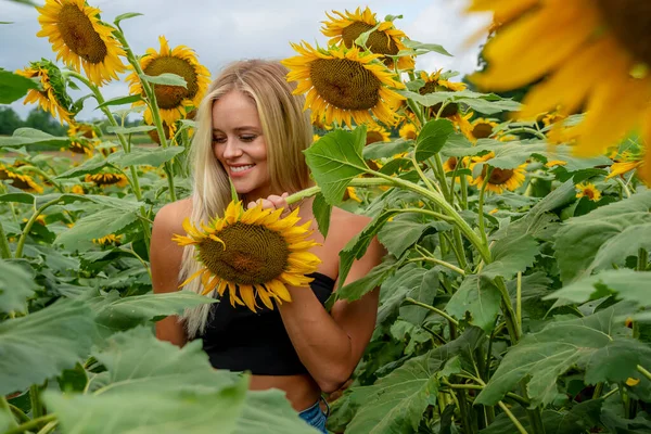 Una Splendida Modella Bionda Posa All Aperto Campo Girasoli Mentre — Foto Stock