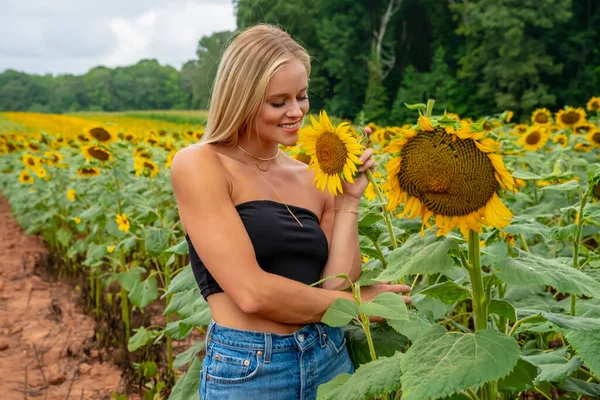 Een Prachtig Blond Model Poseert Buiten Een Veld Van Zonnebloemen — Stockfoto