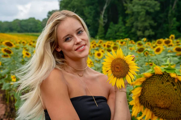 Una Splendida Modella Bionda Posa All Aperto Campo Girasoli Mentre — Foto Stock