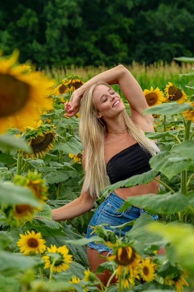 Una Hermosa Modelo Rubia Posa Aire Libre Campo Girasoles Mientras —  Fotos de Stock