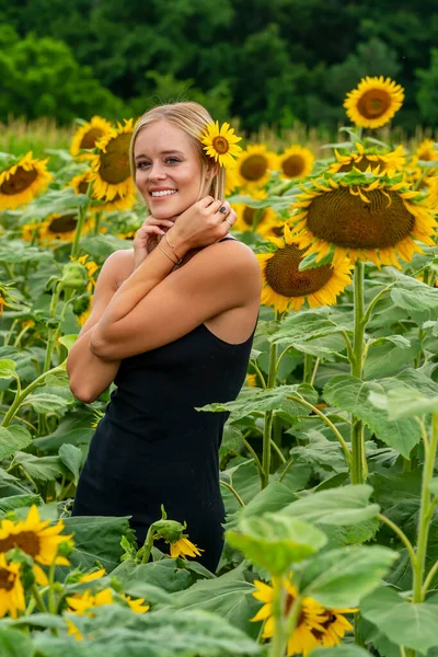 Nádherný Blonďatý Model Pózuje Venku Poli Slunečnic Zároveň Užívá Letní — Stock fotografie