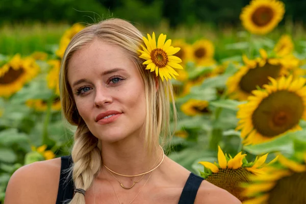 Een Prachtig Blond Model Poseert Buiten Een Veld Van Zonnebloemen — Stockfoto