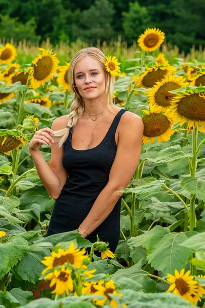 Gorgeous Blonde Model Poses Outdoors Field Sunflowers While Enjoying Summer — стоковое фото