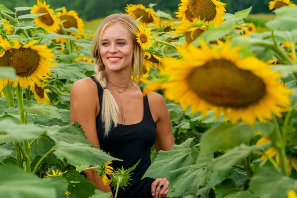 Een Prachtig Blond Model Poseert Buiten Een Veld Van Zonnebloemen — Stockfoto