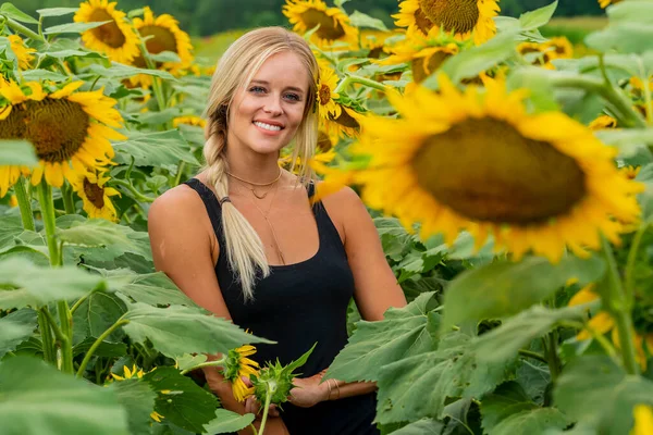 Una Splendida Modella Bionda Posa All Aperto Campo Girasoli Mentre — Foto Stock