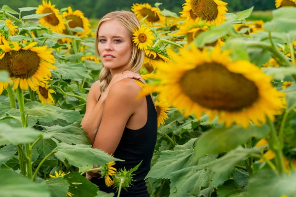 Nádherný Blonďatý Model Pózuje Venku Poli Slunečnic Zároveň Užívá Letní — Stock fotografie