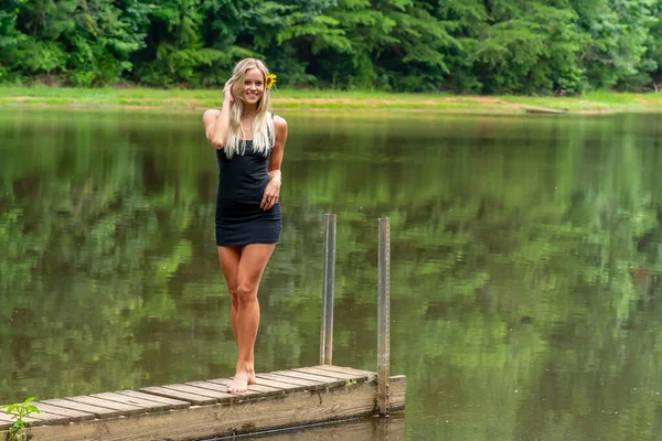 Gorgeous Blonde Model Poses Outdoors Pond While Enjoying Summer Day — стоковое фото