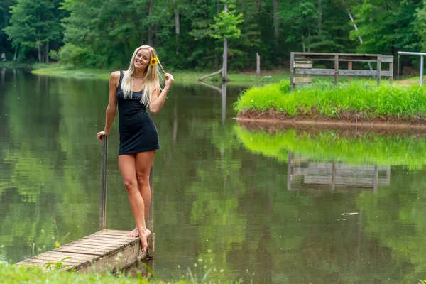 Gorgeous Blonde Model Poses Outdoors Pond While Enjoying Summer Day — стоковое фото