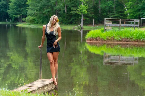 Ein Hinreißendes Blondes Model Posiert Draußen Einem Teich Und Genießt — Stockfoto