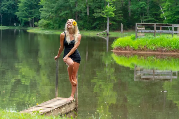 Una Splendida Modella Bionda Posa All Aperto Vicino Uno Stagno — Foto Stock