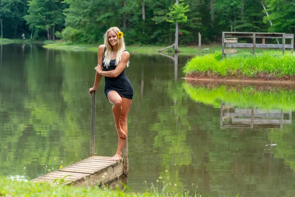 Uma Linda Modelo Loira Posa Livre Perto Uma Lagoa Enquanto — Fotografia de Stock