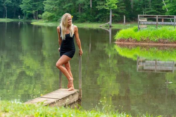 Una Splendida Modella Bionda Posa All Aperto Vicino Uno Stagno — Foto Stock