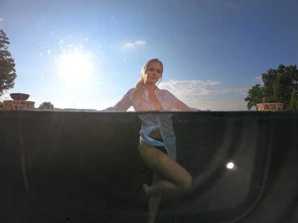 Gorgeous Blonde Bikini Model Enjoys Summer Day Pool — стоковое фото