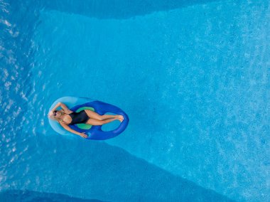 Sarışın bir manken yaz tatilinin tadını çıkarırken bikiniyle poz verir.