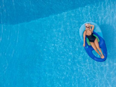 Sarışın bir manken yaz tatilinin tadını çıkarırken bikiniyle poz verir.