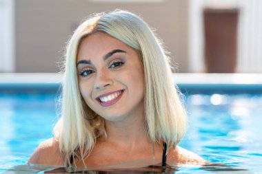 Sarışın bir manken yaz gününün tadını çıkarırken bikiniyle poz verir.