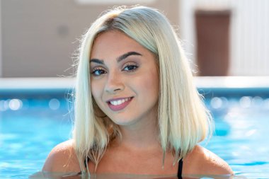 Sarışın bir manken yaz gününün tadını çıkarırken bikiniyle poz verir.