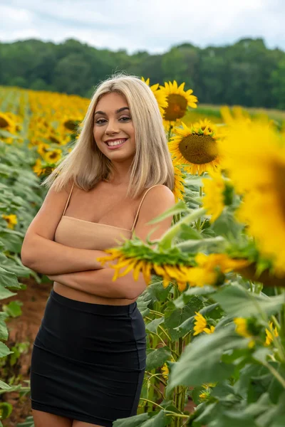 Wspaniała Młoda Blondynka Modelka Pozuje Zewnątrz Polu Słoneczników Ciesząc Się — Zdjęcie stockowe