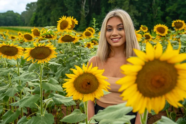 Una Hermosa Modelo Rubia Joven Posa Aire Libre Campo Girasoles —  Fotos de Stock