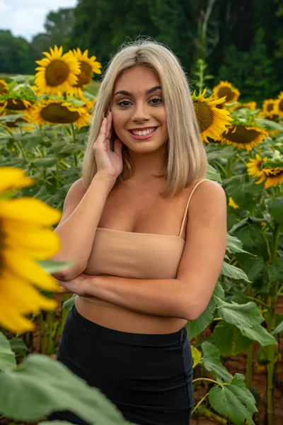 Uma Linda Jovem Modelo Loira Posa Livre Campo Girassóis Enquanto — Fotografia de Stock