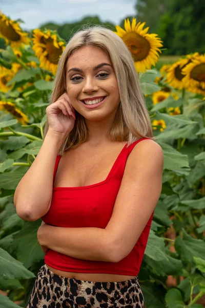 Una Hermosa Modelo Rubia Joven Posa Aire Libre Campo Girasoles —  Fotos de Stock