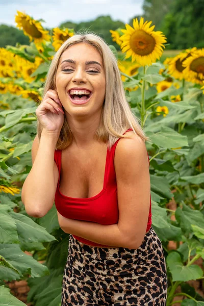 Une Magnifique Jeune Mannequin Blonde Pose Extérieur Dans Champ Tournesols — Photo