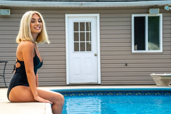 Sarışın bir manken yaz gününün tadını çıkarırken bikiniyle poz verir.