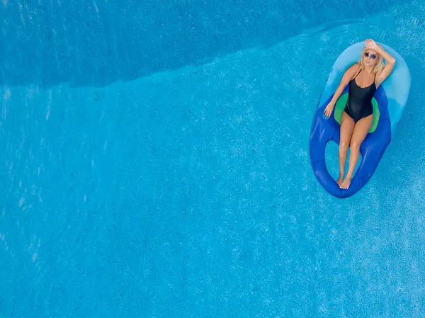 Sarışın bir manken yaz tatilinin tadını çıkarırken bikiniyle poz verir.