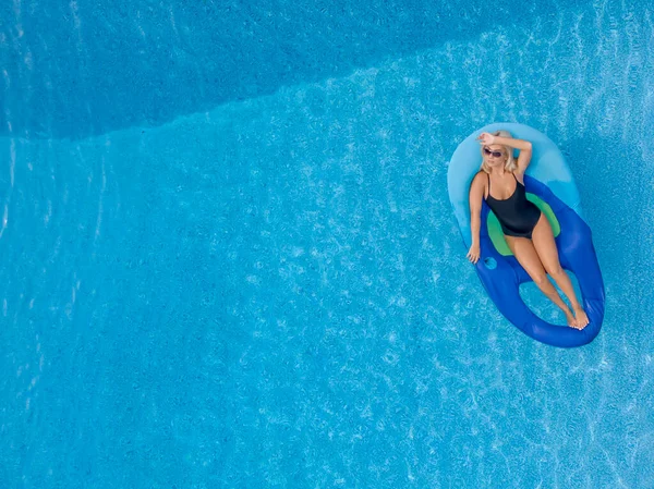 Sarışın bir manken yaz tatilinin tadını çıkarırken bikiniyle poz verir.