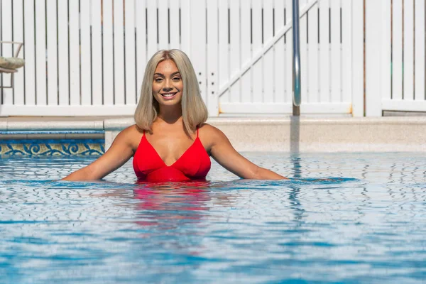 Sarışın bir manken yaz gününün tadını çıkarırken bikiniyle poz verir.