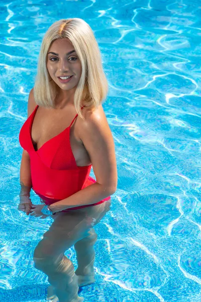Sarışın Bir Manken Yaz Gününün Tadını Çıkarırken Bikiniyle Poz Verir — Stok fotoğraf