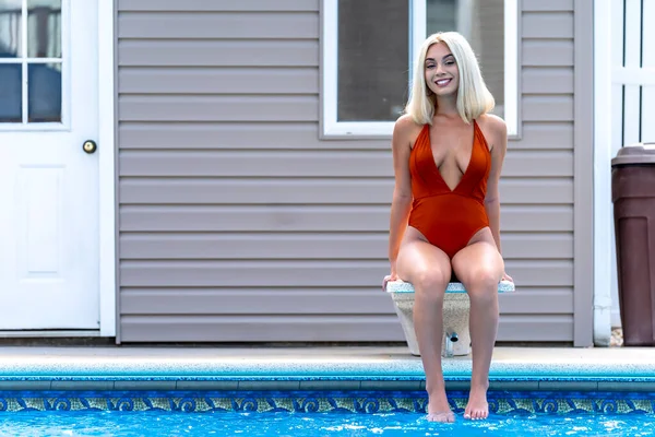 Nádherná Mladá Blondýnka Modelky Pózuje Bikinách Zároveň Užívá Letní Den — Stock fotografie