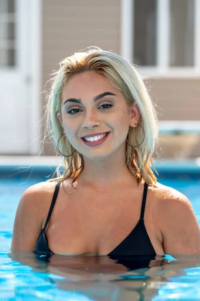 Ein Hinreißendes Junges Blondes Model Posiert Einem Bikini Und Genießt — Stockfoto