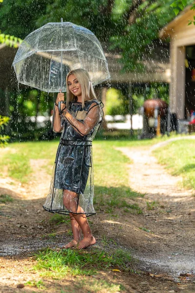 Gorgeous Young Blonde Model Poses While Getting Wet Outdoors She — Stock Photo, Image