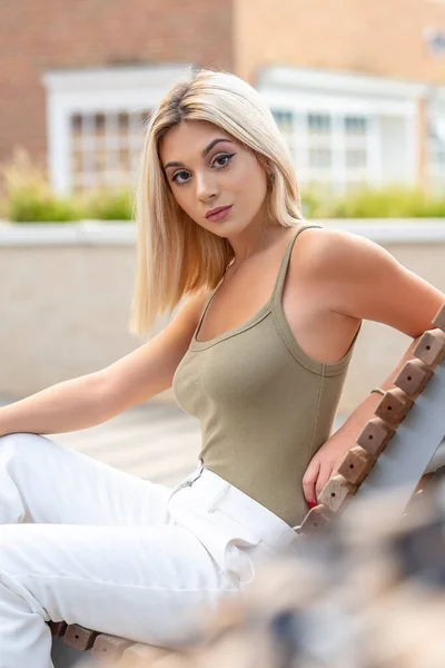 Una Hermosa Modelo Rubia Joven Posa Aire Libre Mientras Disfruta — Foto de Stock