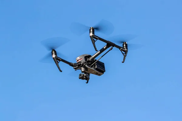 Egy Csapat Drón Repül Levegőben Kék Felé Alakzatban — Stock Fotó