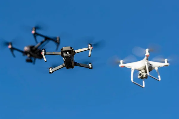 Grupo Drones Vuelan Por Aire Contra Cielo Azul Formación —  Fotos de Stock