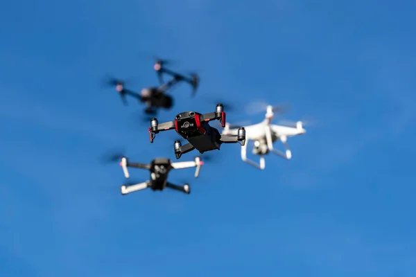 Grupo Drones Vuelan Por Aire Contra Cielo Azul Formación —  Fotos de Stock