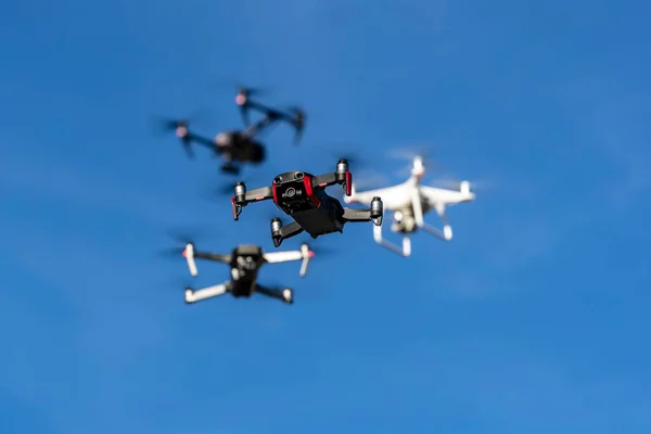 Grupo Drones Vuelan Por Aire Contra Cielo Azul Formación —  Fotos de Stock