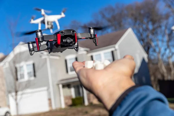 Grupo Drones Voa Pelo Contra Céu Azul Formação — Fotografia de Stock
