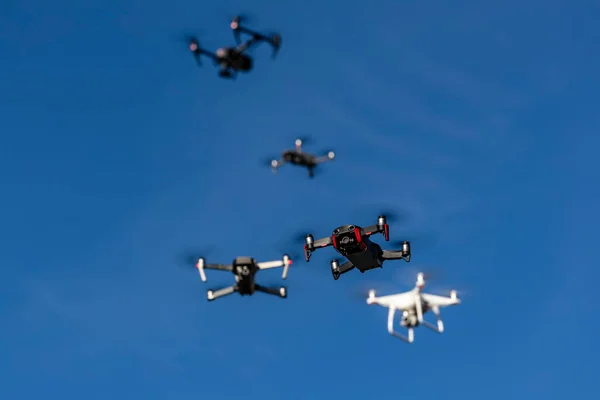 Grupo Drones Vuelan Por Aire Contra Cielo Azul Formación —  Fotos de Stock