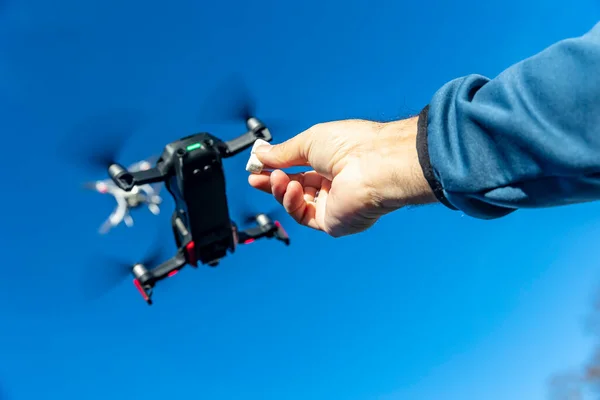 Grupo Drones Vuelan Por Aire Contra Cielo Azul Formación —  Fotos de Stock
