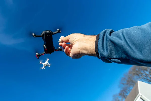 Gruppo Droni Vola Attraverso Aria Contro Cielo Blu Formazione — Foto Stock